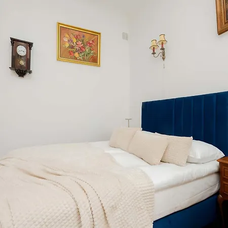 Cozy Near The New Town Square By Renters Apartamento